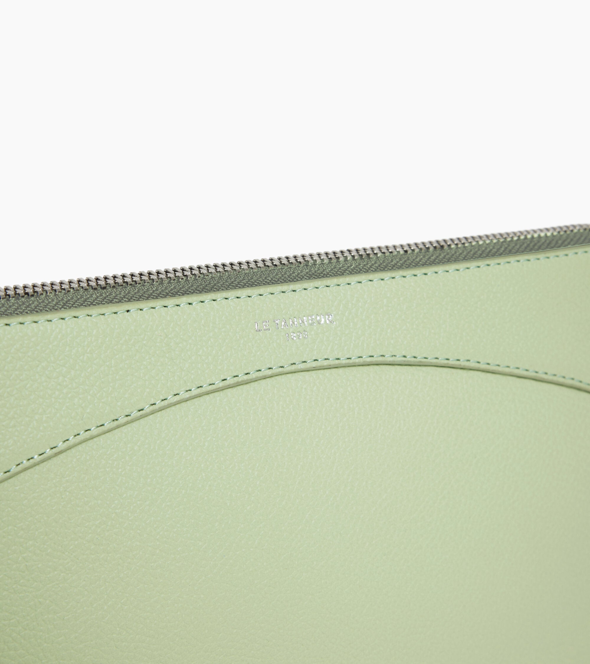 Kleine Tasche aus genarbtem Leder mit Reißverschluss