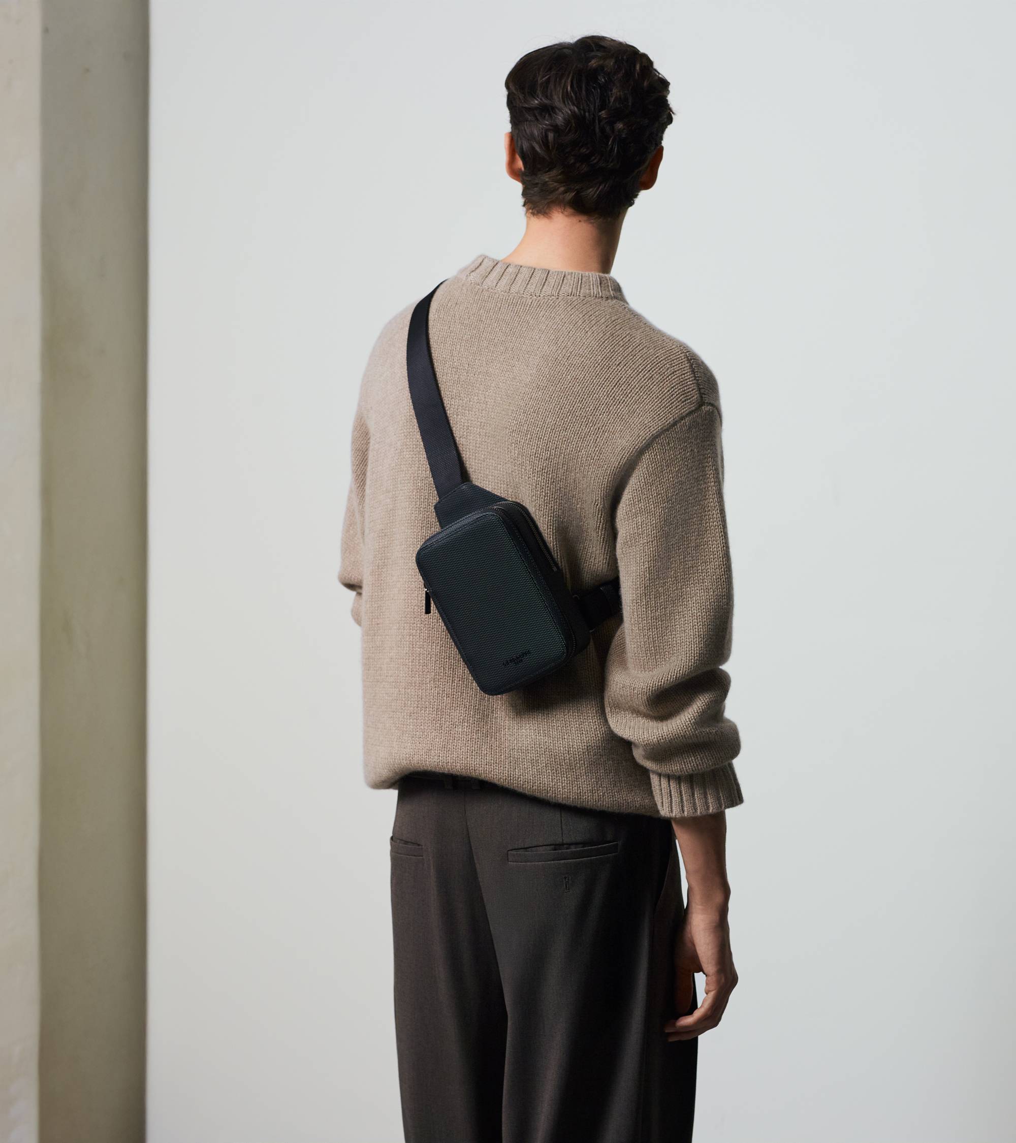 Emile-Slingtasche aus Signature-T-Leder